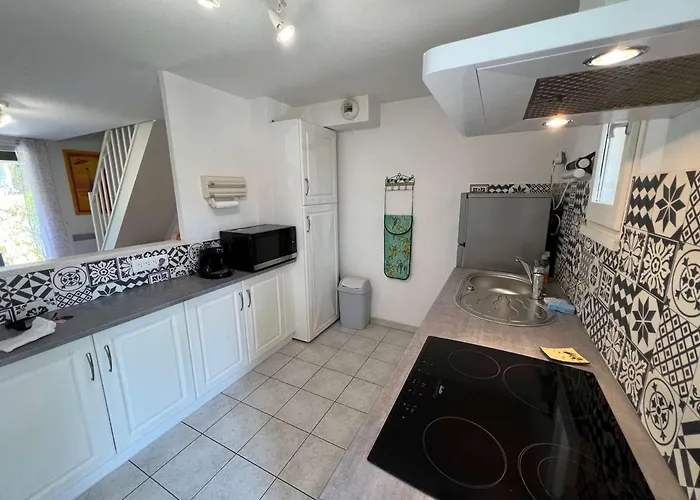 Pavillon Avec Terrasse, Piscine Et Parking, Proche Et Commerces - 6 Pers. - Fr-1-701-32 *
